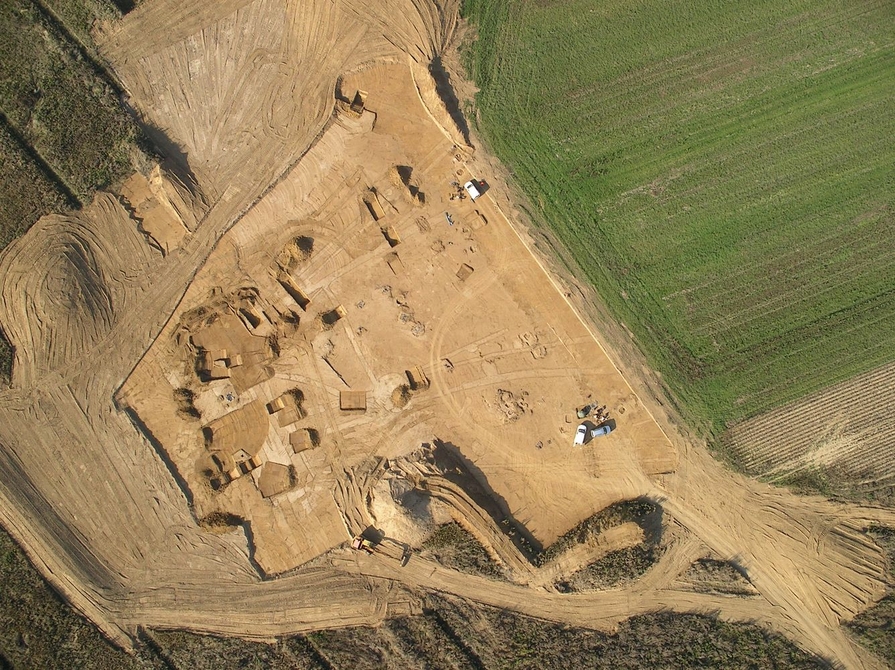 Fouille du secteur gallo-romain du site de Méaulte (Somme). Photo aérienne par cerf-volant. © Thomas Sagory