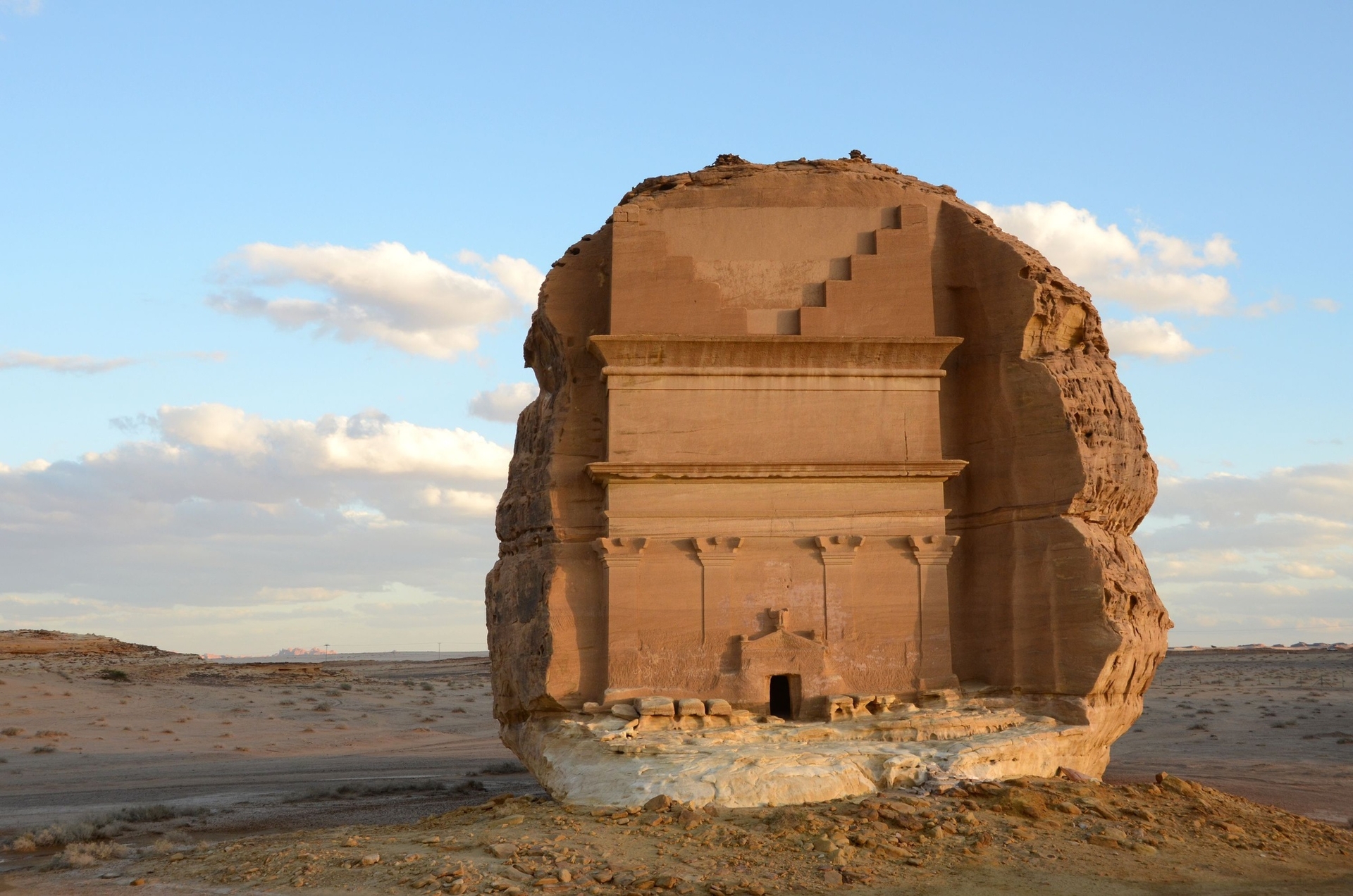 Le tombeau dit Qasr al-Farîd. C’est le tombeau le plus grand et le plus emblématique du site de Hégra (© Mission archéologique de Madain Salih / Laïla Nehmé).