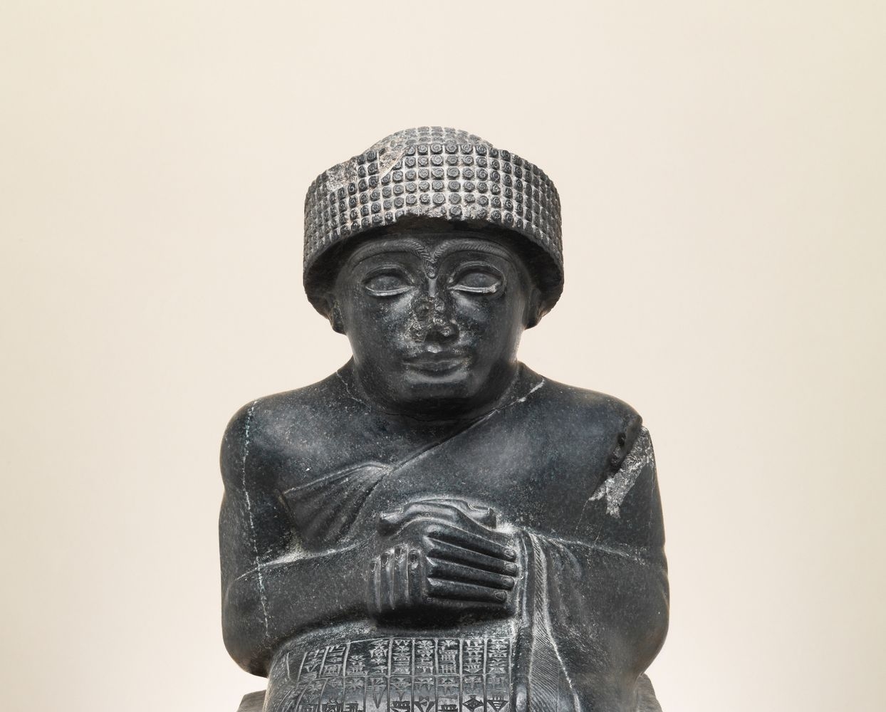 Gudea, prince de Lagash, statue assise dédiée au dieu Ningishzida. AO 3293, Musée du Louvre
