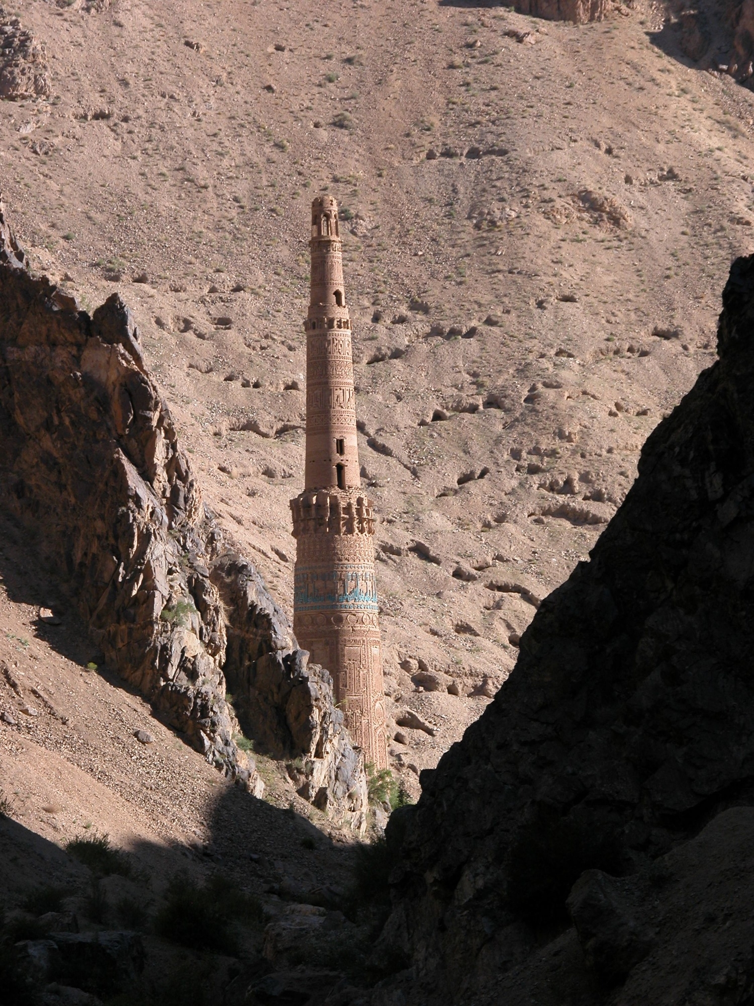 Vue générale du minaret de Jam. 2004. DAFA