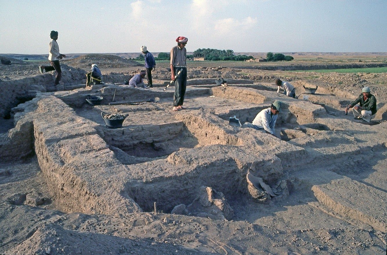 Archéologues sur le chantier de fouille de la ville de Harradum, 1986-1988