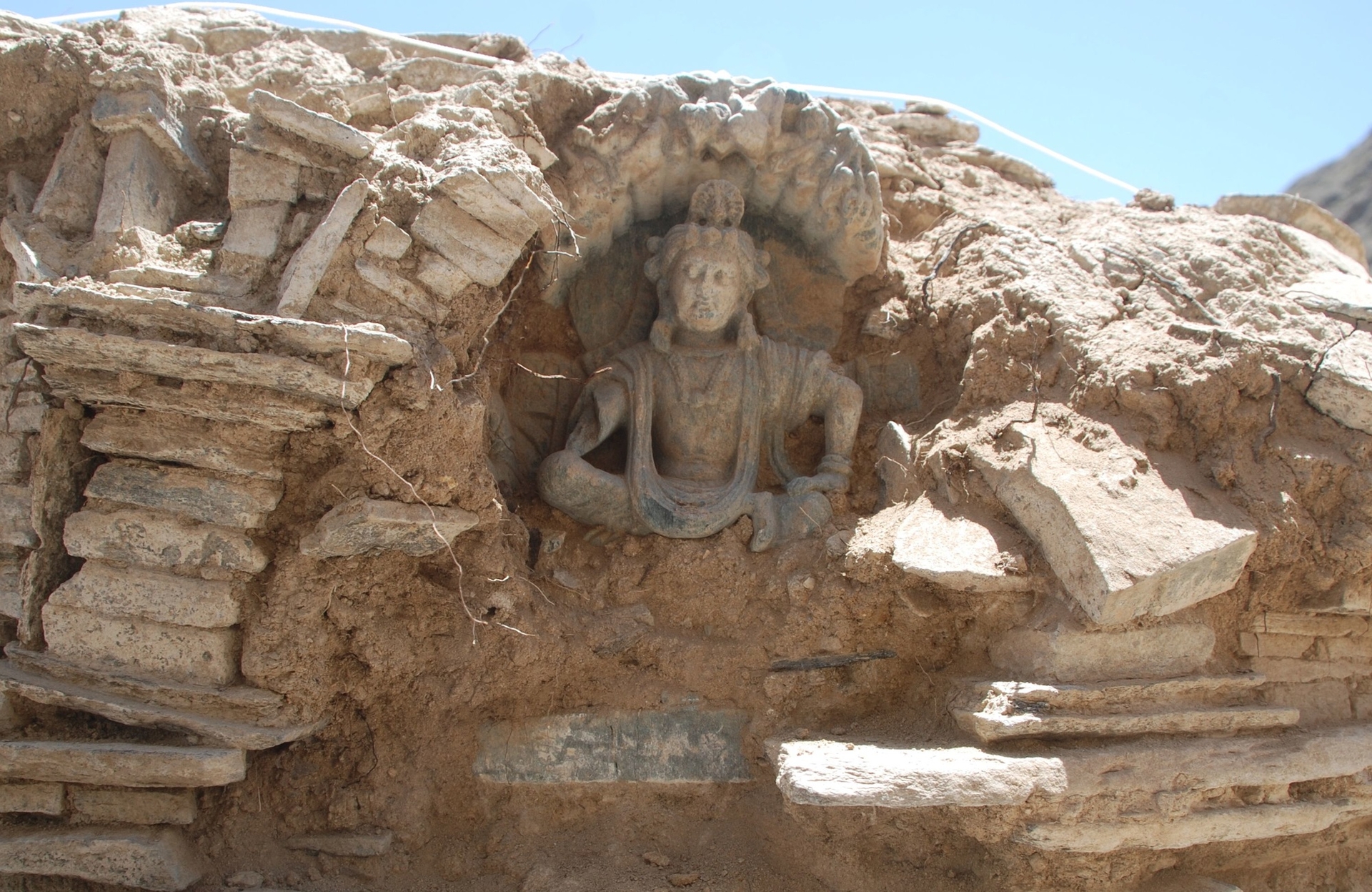 Détail d'une statue sur le site de Mes Ainak (Afghanistan). © DAFA