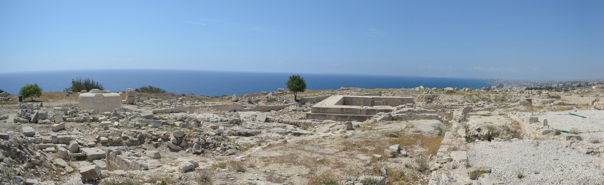 Sanctuaire d’Aphrodite : vue panoramique du sanctuaire de l’acropole