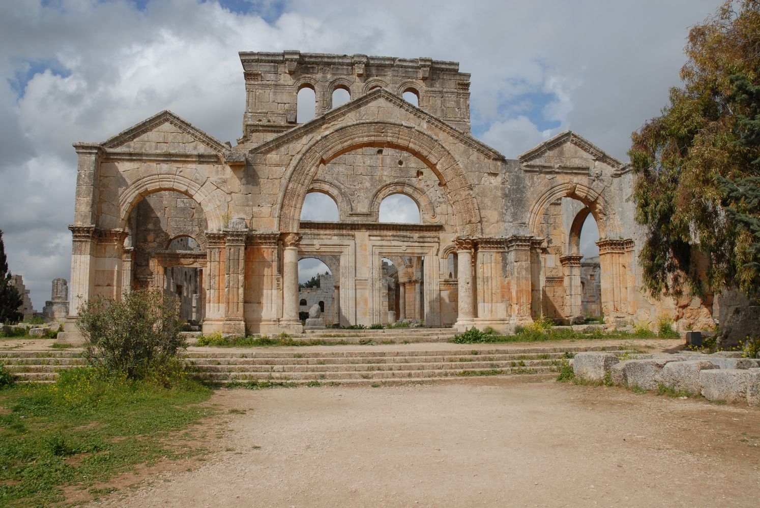 L'entrée sud du Martyrion cruciforme de Saint-Syméon