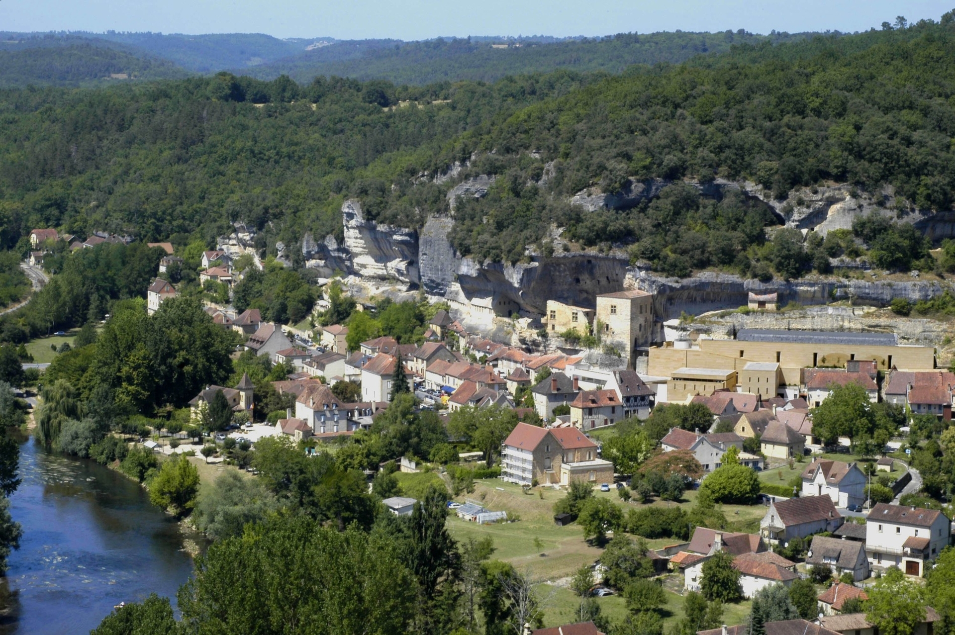 Vue d'ensemble des Eyzies-de-Tayac en Dordogne, où se trouve l'abri Cro-Magnon. © Musée National de Préhistoire. Cl. Philippe Jugie