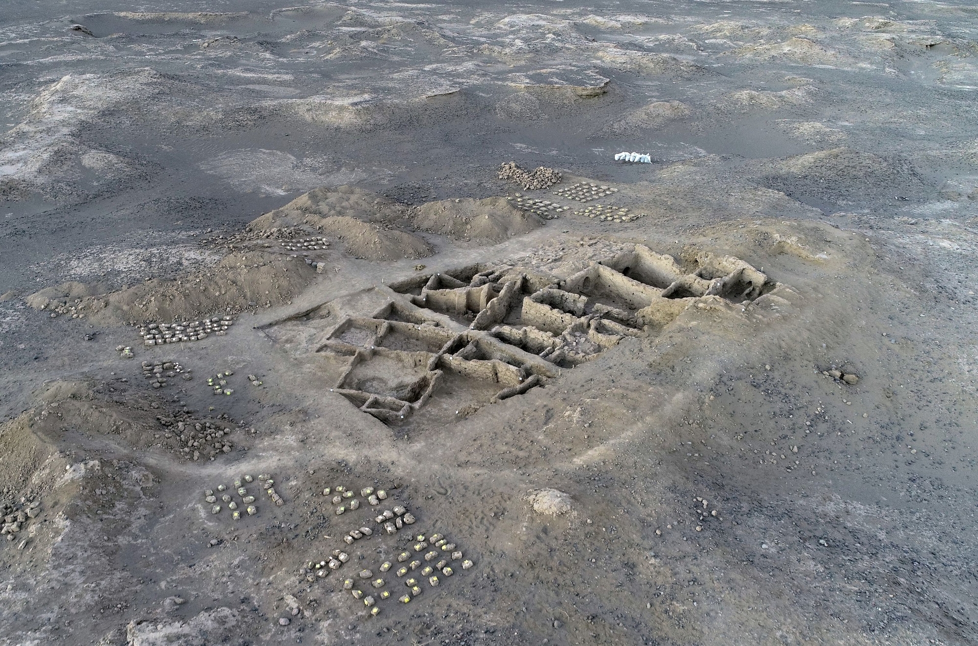 Site néolithique de Tell-e Atashi : photographie du Chantier 2 prise par quadcoptère (© MAFISE/Mirasearka)