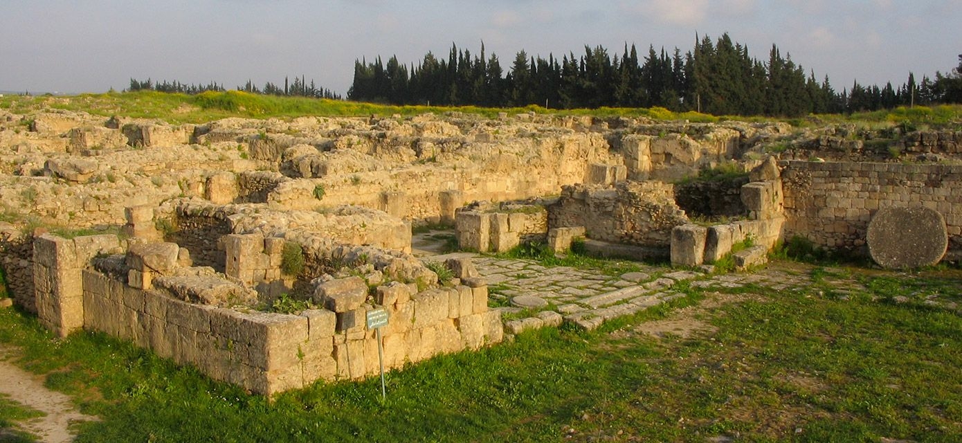Vue générale du site archéologique d'Ougarit Ras Shamra en Syrie. 2006 Wikimedia. Gianfranco Gazzetti