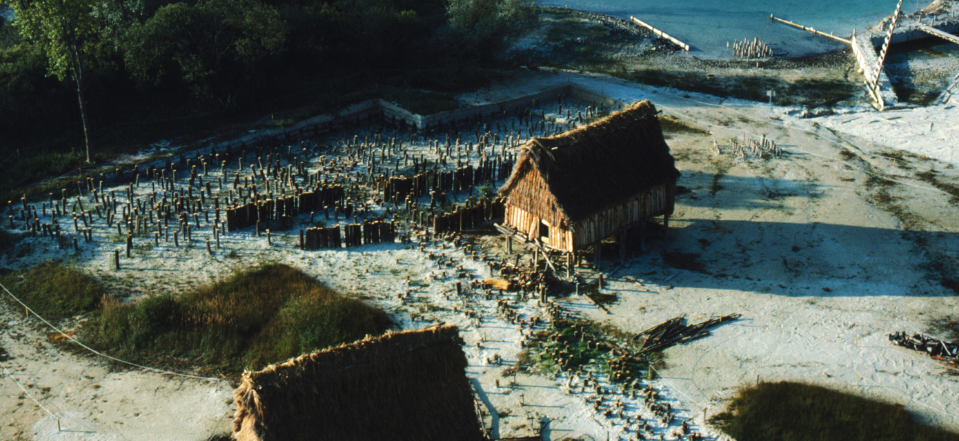 Maisons expérimentales de Chalain. © Centre de recherche archéologique de la vallée de l’Ain / P. Pétrequin