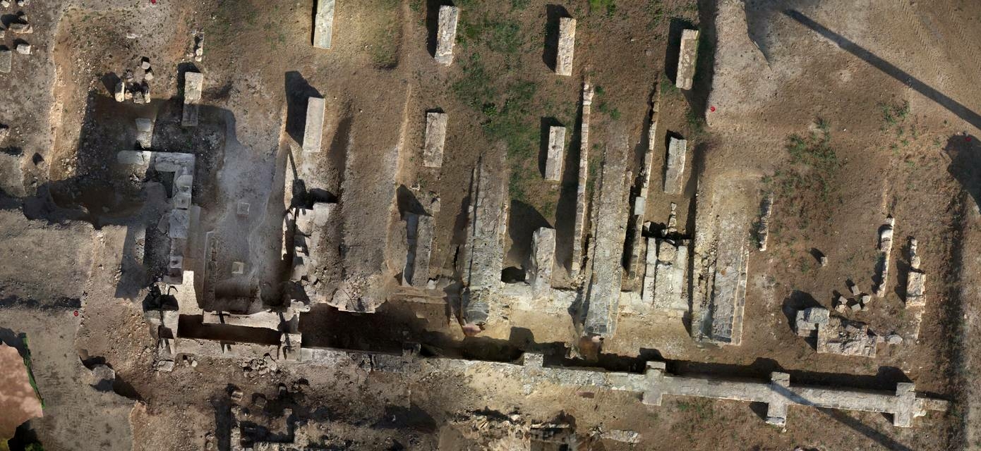 Kition-Bamboula. Vue aérienne des vestiges visibles des néosoikoi (hangars à trières), IVe siècle av. J.-C. (© Mission archéologique de Kition/Alexandre Rabot).