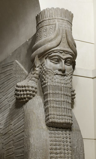 Lamassu de Khorsabad dans la cour du musée assyrien au musée du Louvre (AO19858)