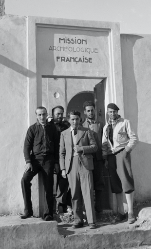 L'équipe de Mari en 1934 à l'entrée de la maison de fouille d'Abu Kemal