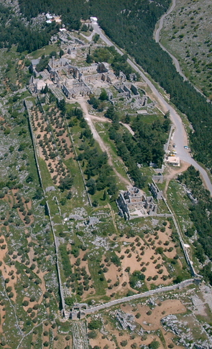 Vue aérienne du sanctuaire (Qal‘at Sem‘an) de Saint-Syméon-le-Stylite