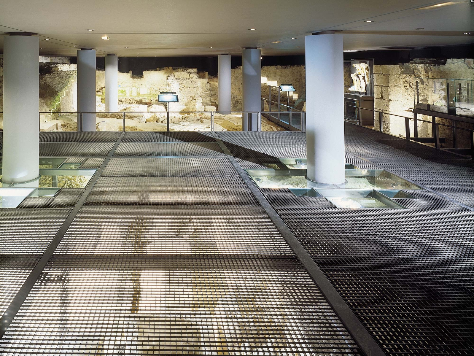 Saint-Germain d'Auxerre. Avant-nef, crypte archéologique vue vers l’ouest en 1999