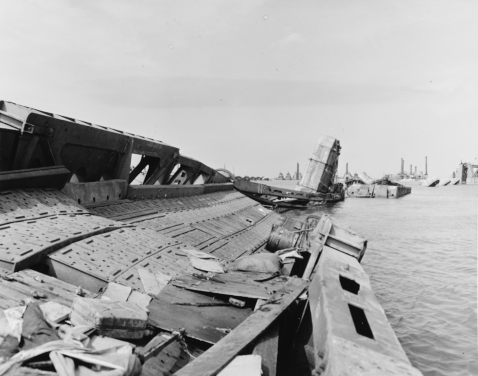 Route flottante du Mulberry A détruite par la tempête du 19 au 22 juin 1944