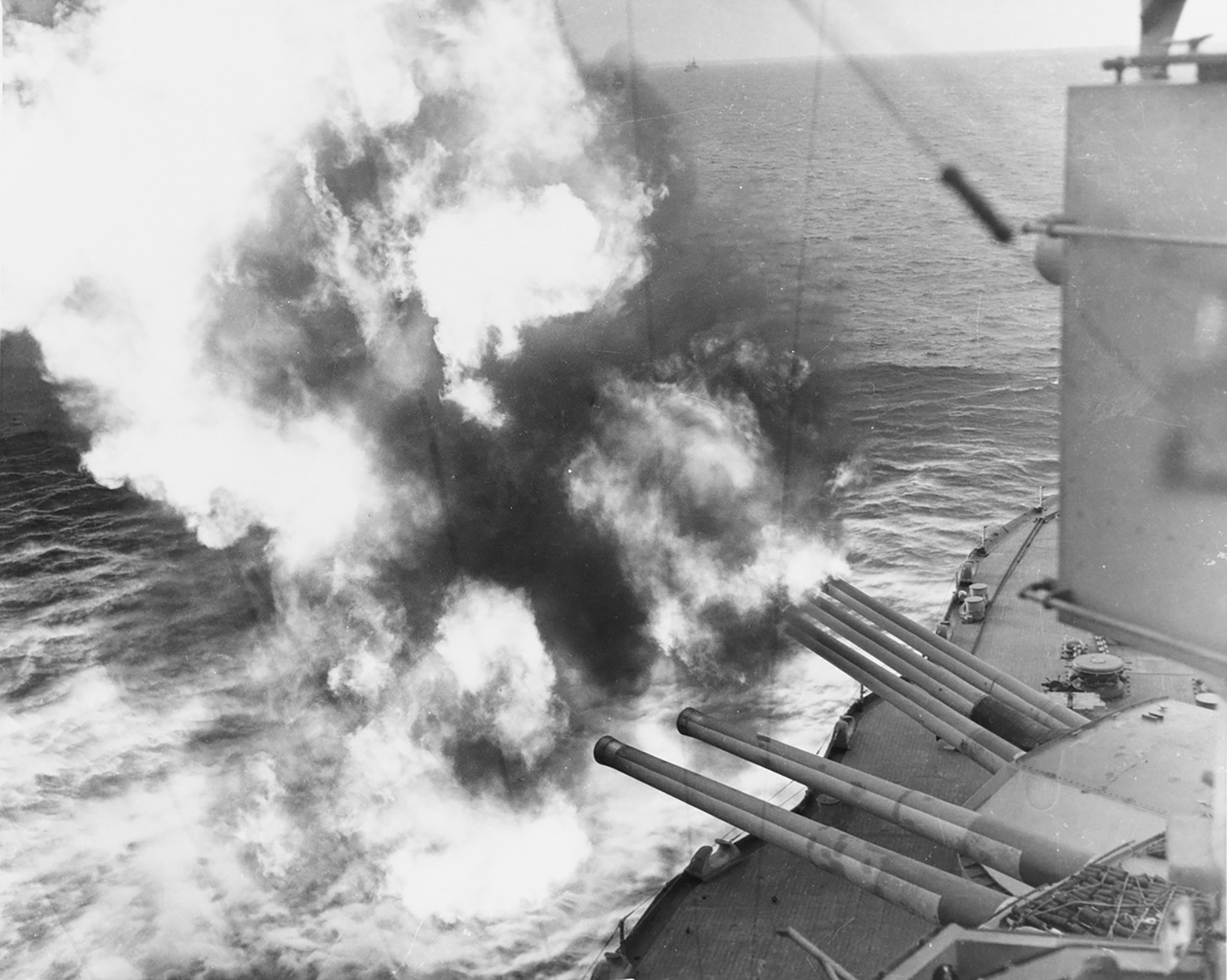Artillerie de l’USS Nevada tirant sur des positions terrestres à Utah Beach le 6 juin 1944