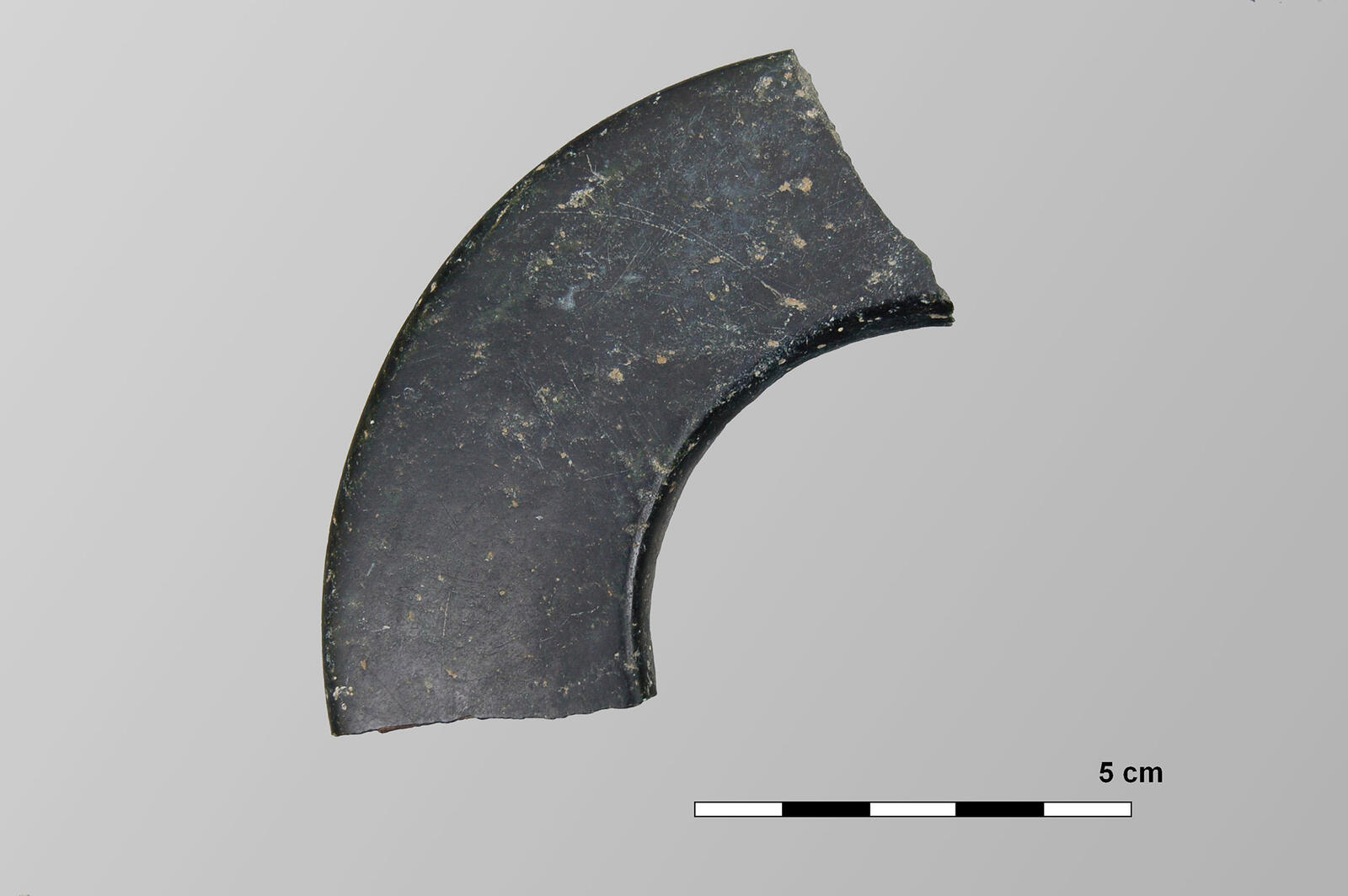 Anneau en roche noire provenant du site d’atelier de sauniers du premier âge du Fer de La Digue à Marsal (Moselle).