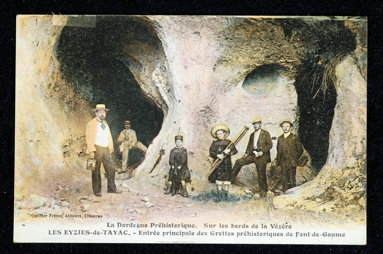 Carte postale de l'entrée principale de la grotte de Font-de-Gaume