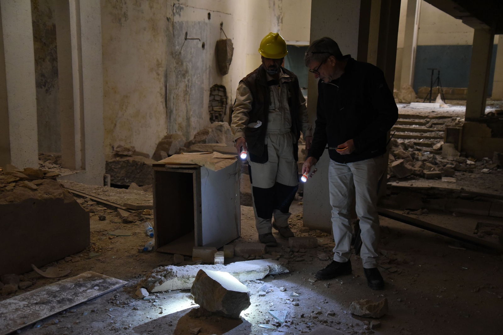 مدير المتحف الحضاري في الموصل زيد غازي سعدالله (يسار)، والمرمم كنت سيفرسون، شباط (فبراير) ٢٠١٩