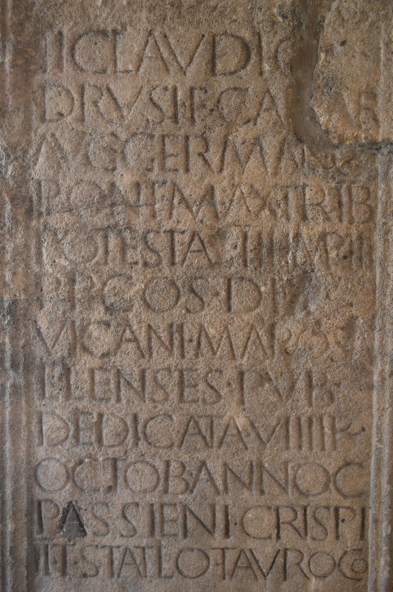 Inscription de la stèle dédiée à l’empereur Claude en 44 apr. J.-C., découverte en 1842 à Marsal (Moselle)