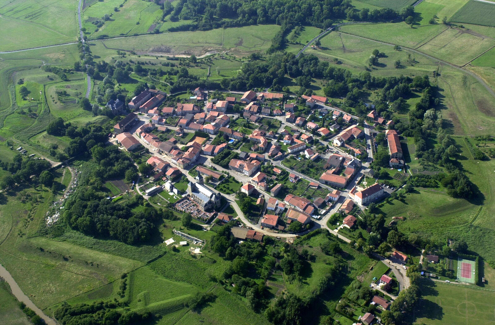 Vue aérienne de Marsal (Moselle). Cliché Projet Briquetage de la Seille