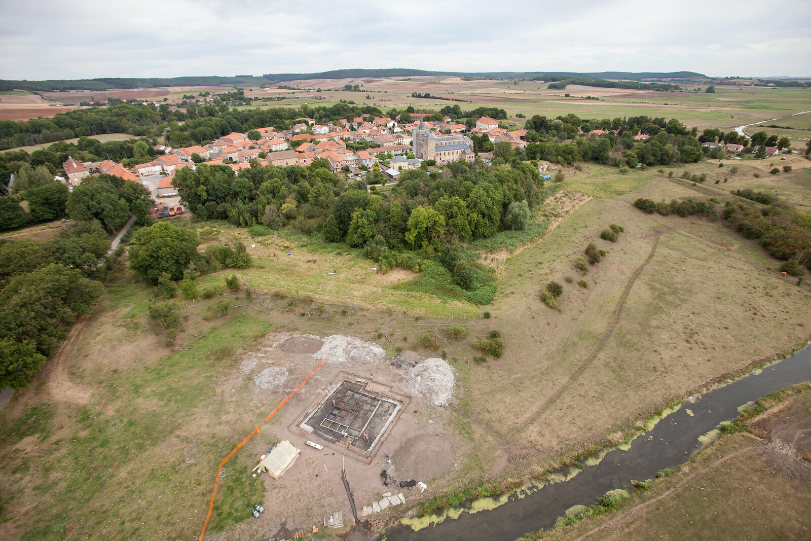 Vue aérienne de la fouille du site d’atelier de sauniers de La Digue à Marsal (Moselle)