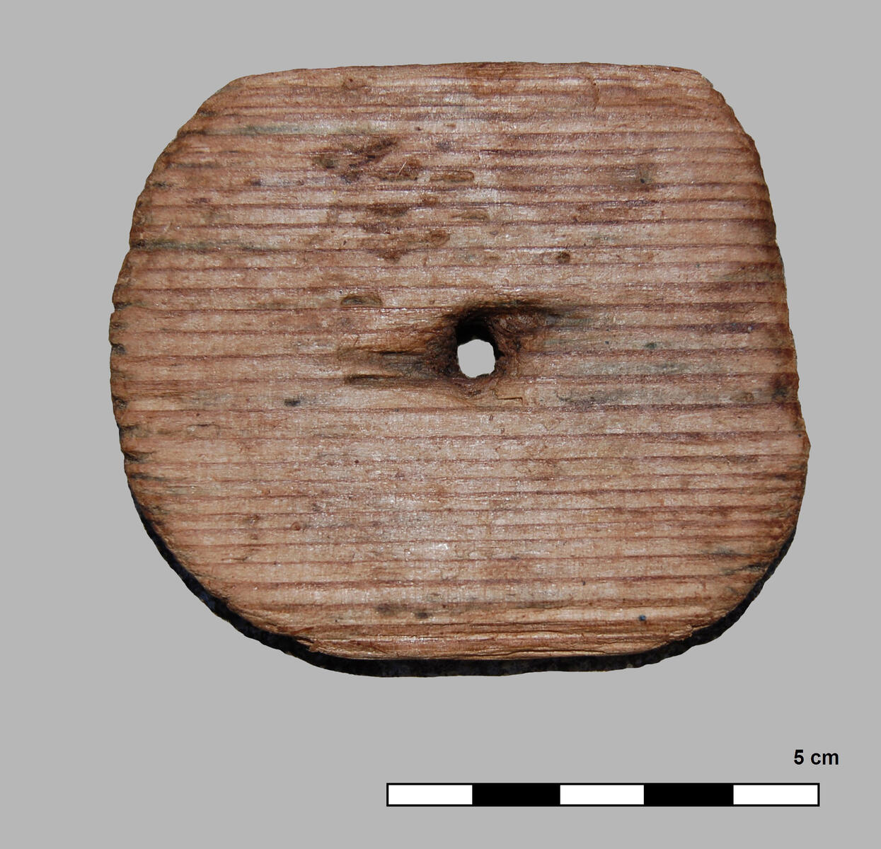 Palet en bois perforé provenant du site d’atelier de sauniers du premier âge du Fer de la Digue à Marsal (Moselle)