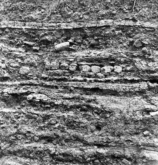 Stratigraphie de rejets d’accumulation de briquetage du site d’atelier de sauniers du premier âge du Fer de de la Digue à Marsal (Moselle)