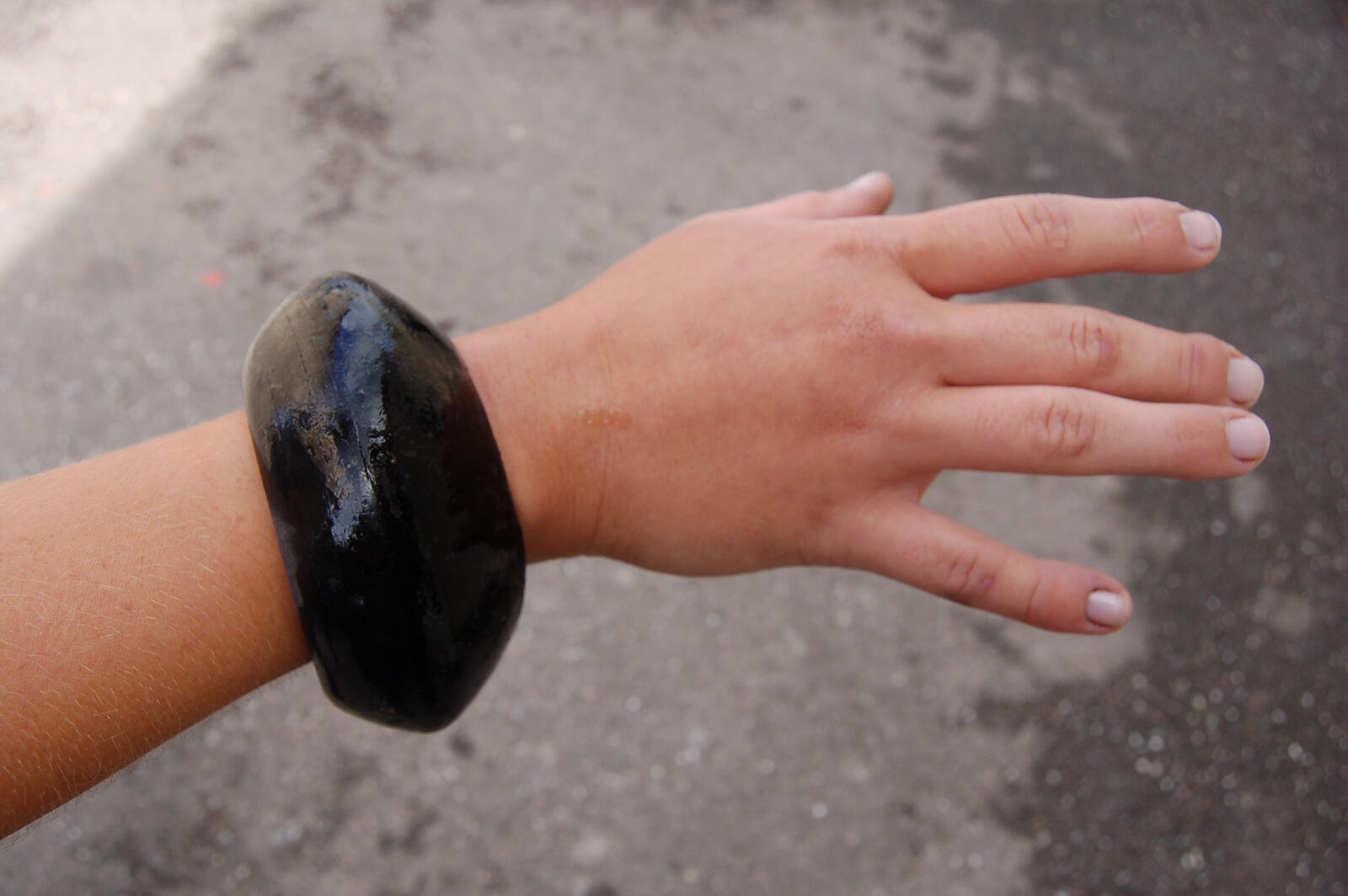 Anneau en roche noire de l’atelier de sauniers du premier âge du Fer de la Digue à Marsal (Moselle)
