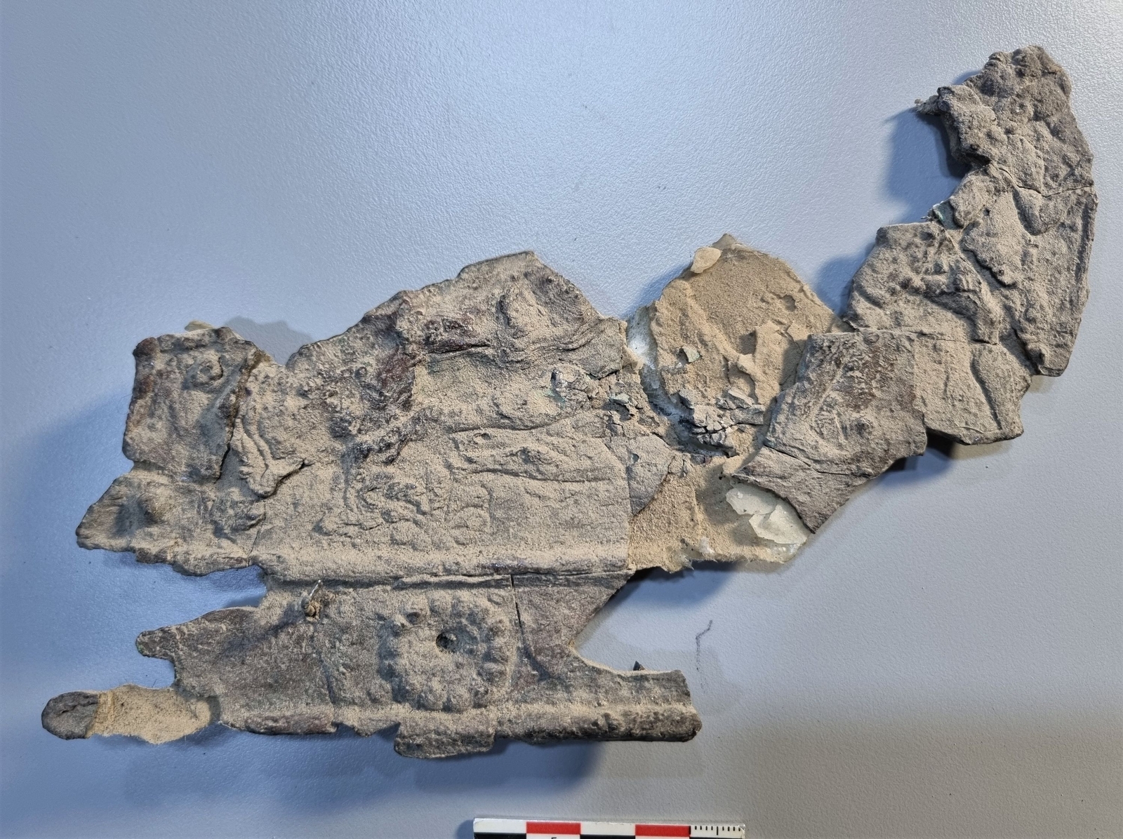 Fragment en alliage cuivreux provenant d’une porte de Balawat, conservé au musée culturel de Mossoul