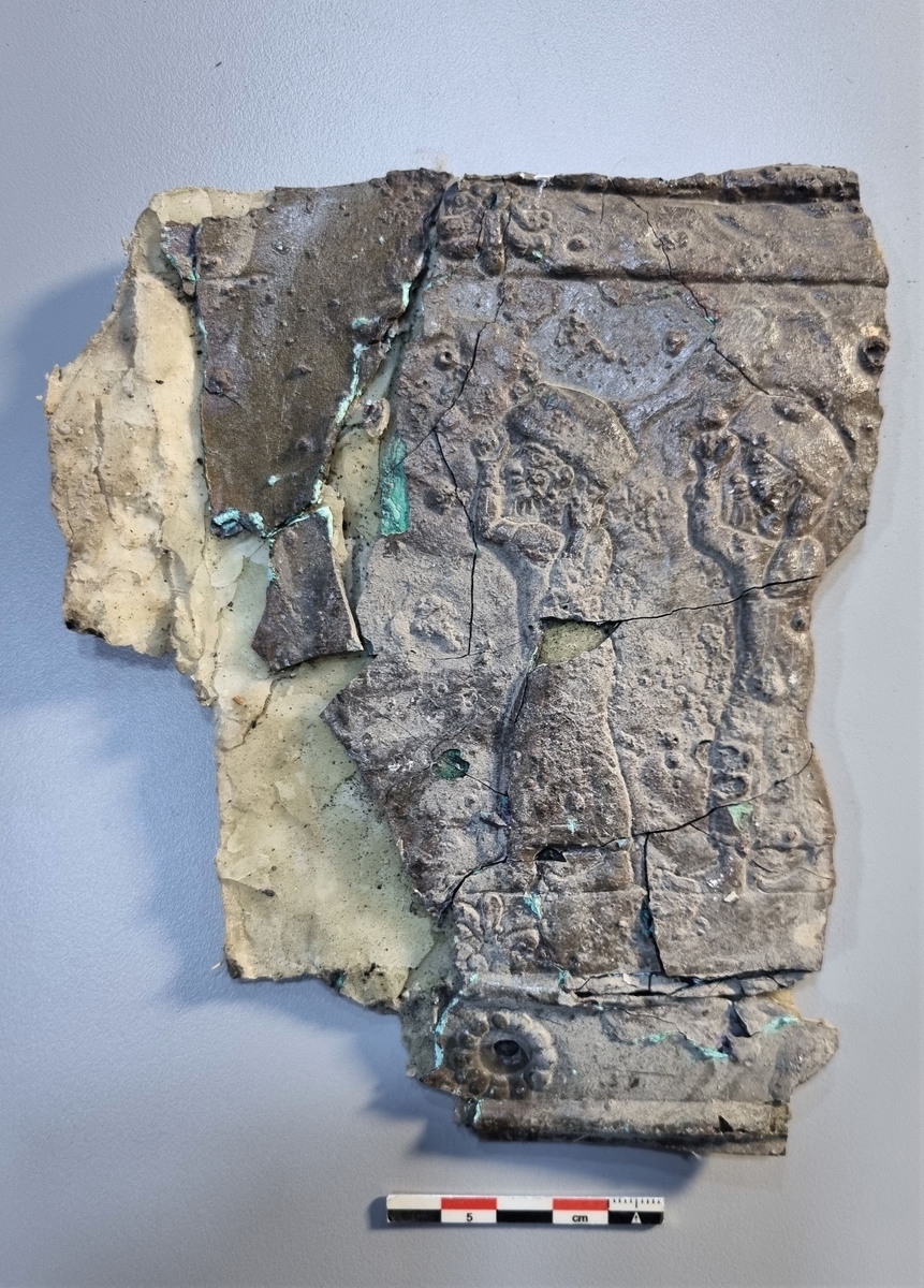 Fragment en alliage cuivreux provenant d’une porte de Balawat, conservé au musée culturel de Mossoul