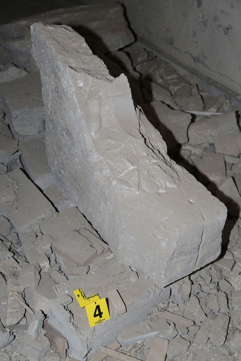 Vestiges des œuvres saccagées du musée culturel de Mossoul, février 2019