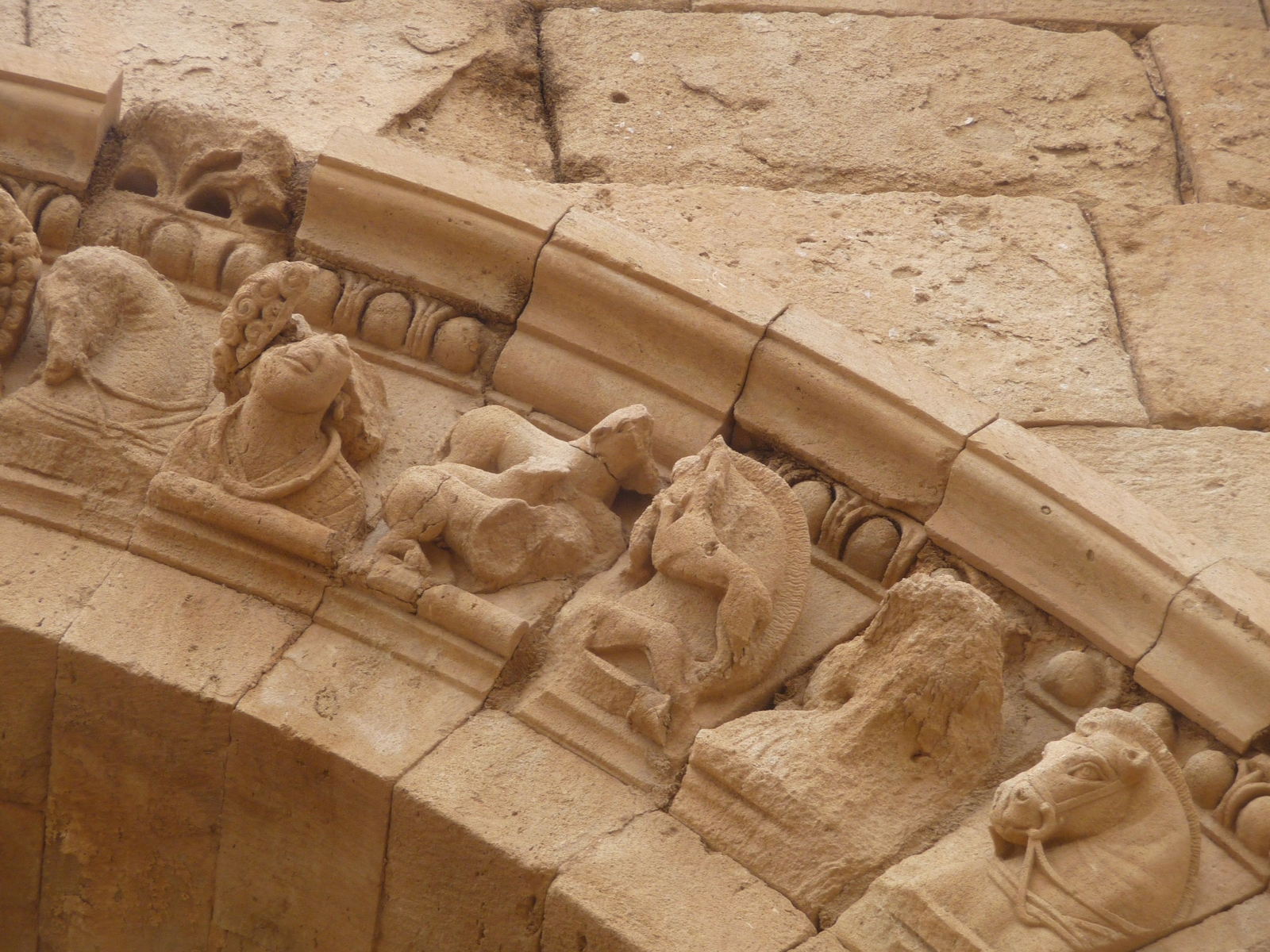 Représentations humaines et animalières, Hatra, Irak, en 2010