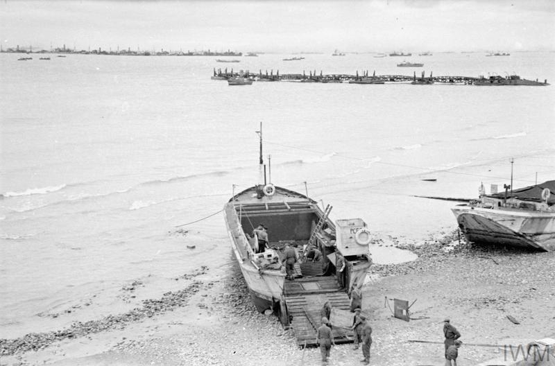 Barge débarquant du matériel sur une plage normande
