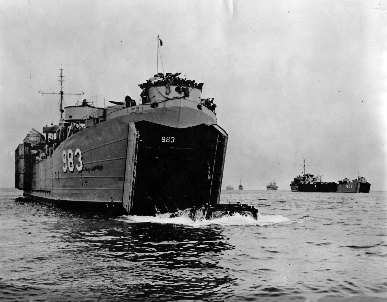 Le Landing Ship Tank (LST) 983
