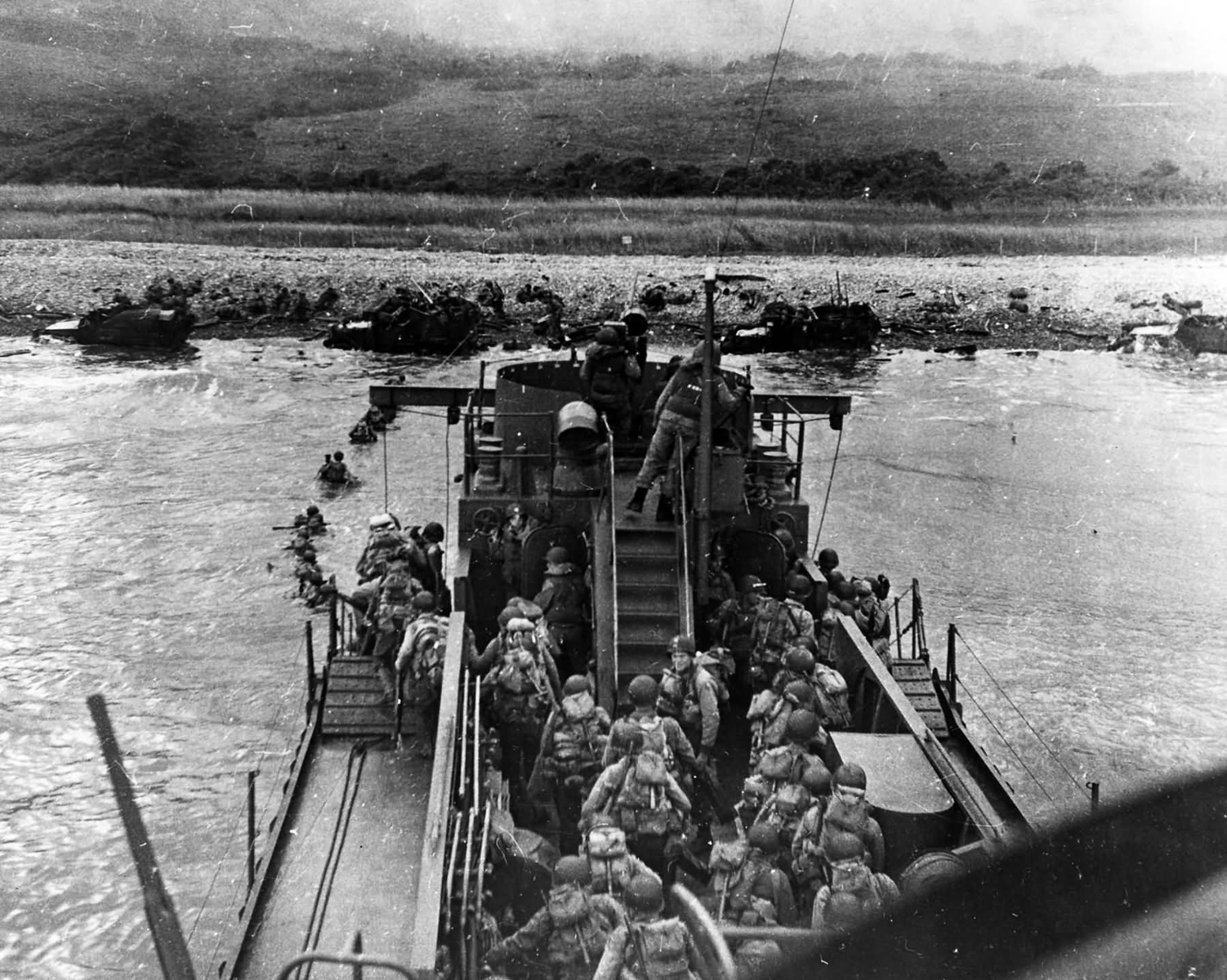 Troupes débarquant d’un Landing Craft Infantry 