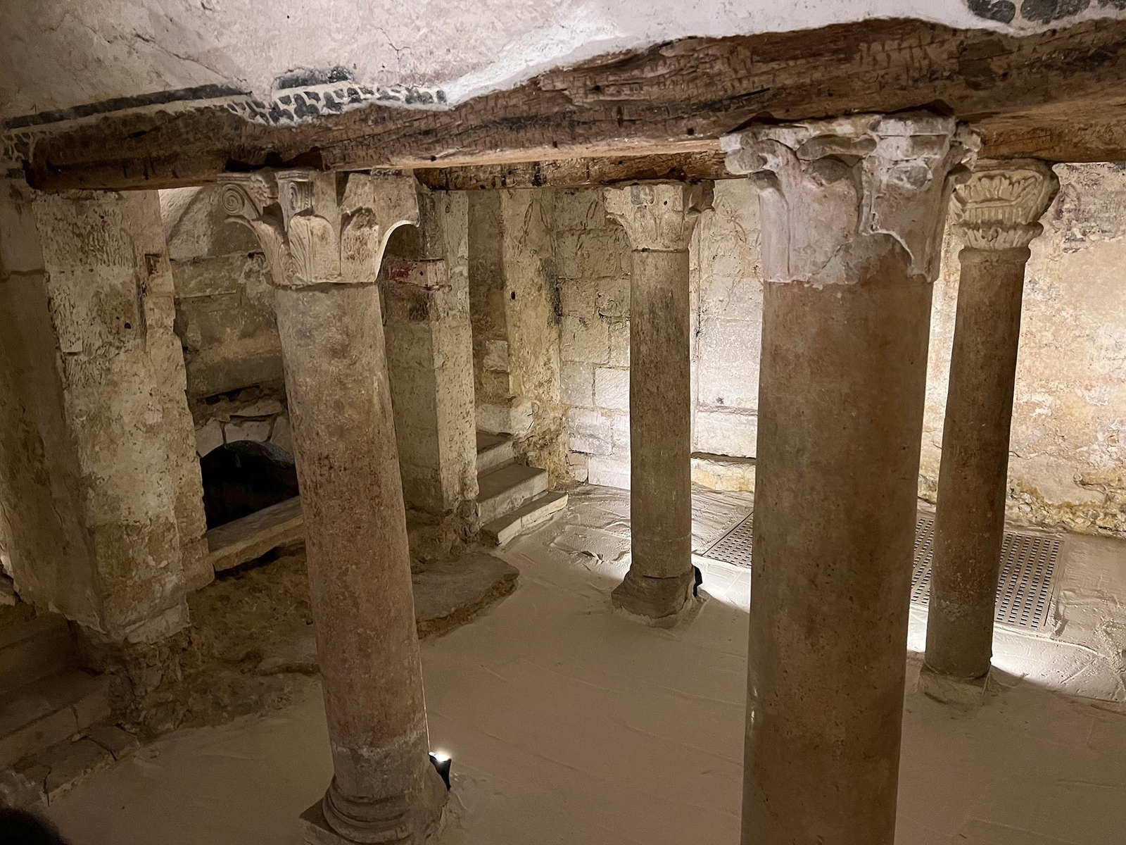 Saint-Germain d'Auxerre, les quatre colonnes de la Confession