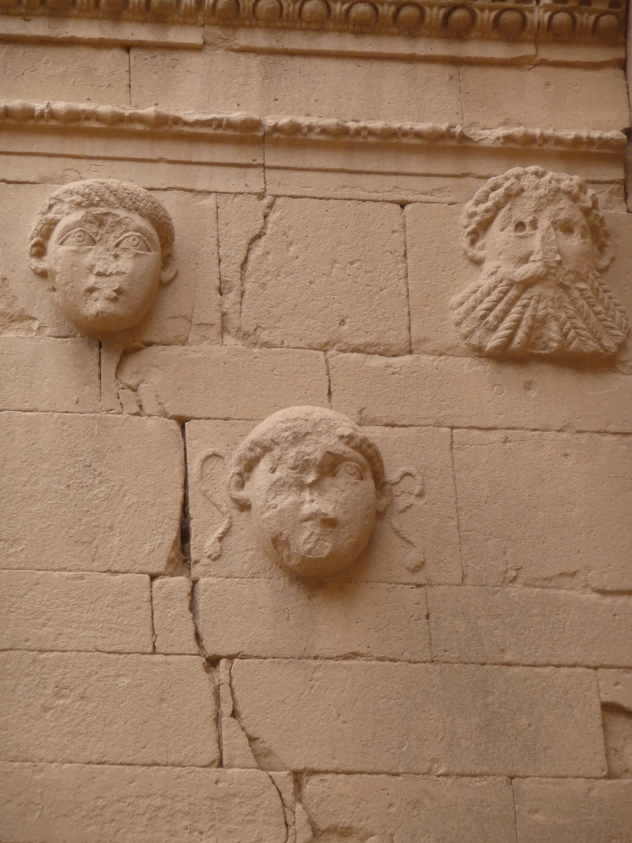 Masques en bas-relief, temple de Shamash à Hatra, Irak, en 2010