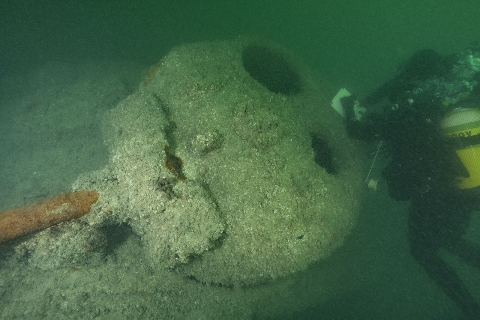 Archéologue observant les vestiges d’un char amphibie 