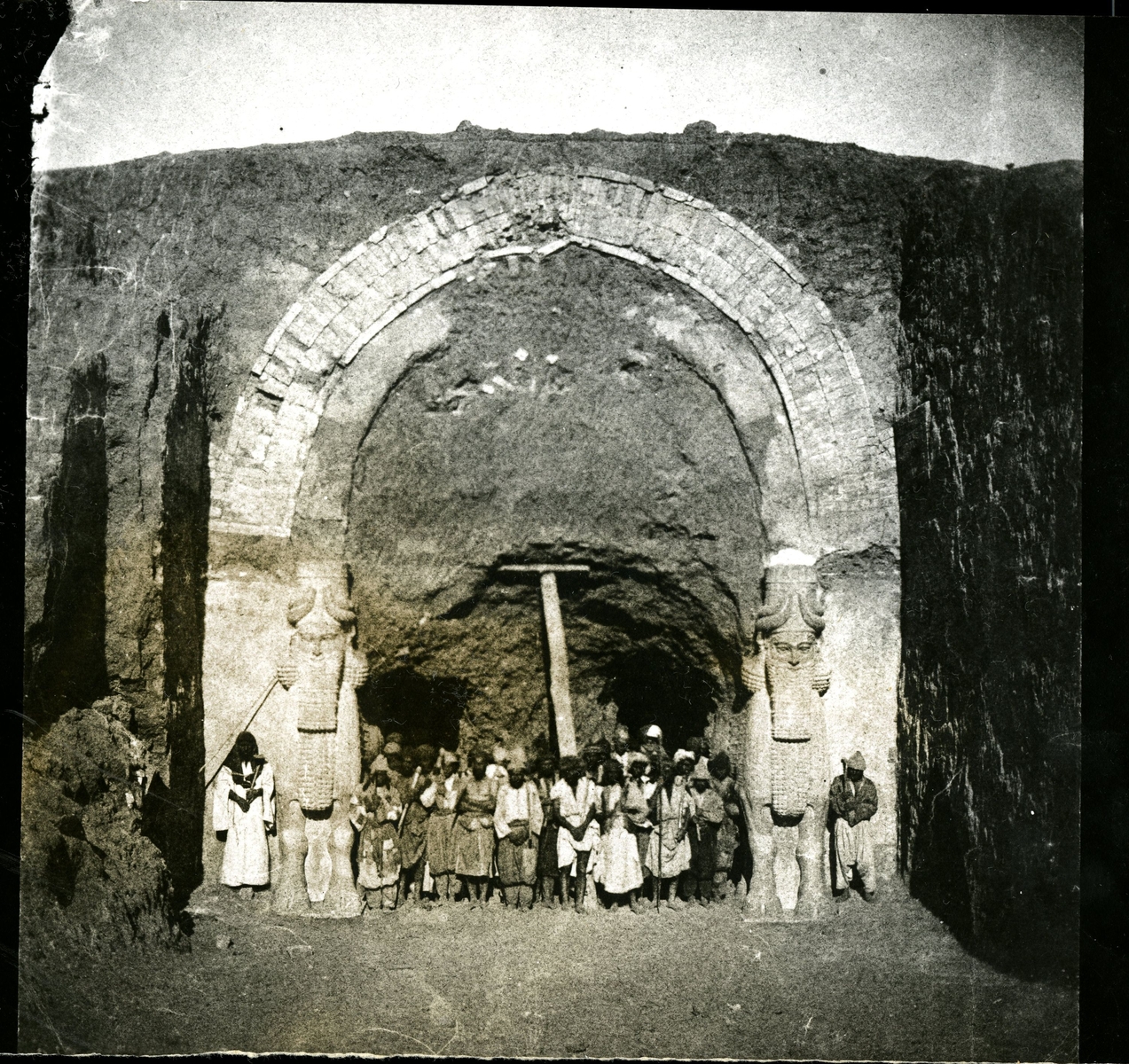 عمال ومشرفون في موقع خورسباد، حوالي عام ١٨٥٢