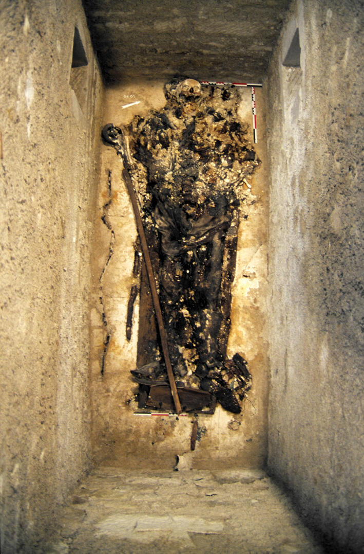 Vue de la sépulture après le nettoyage 