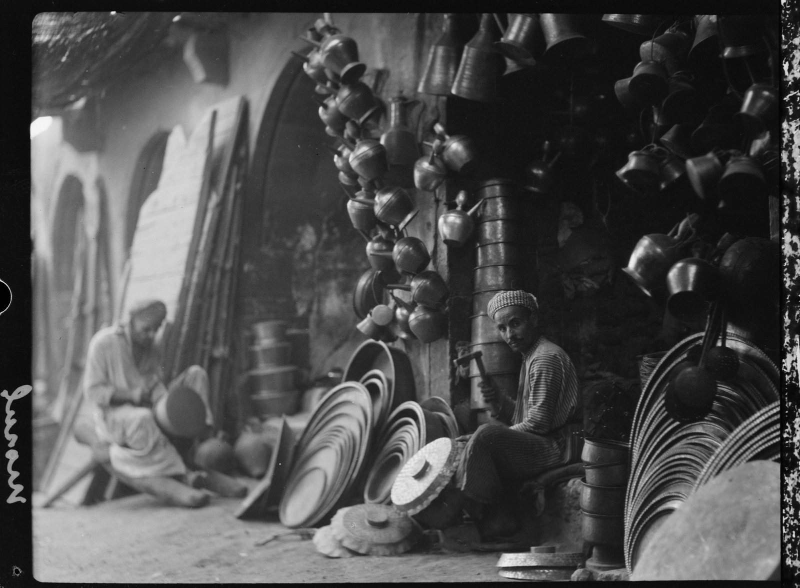 Un dinandier à Mossoul vers 1932