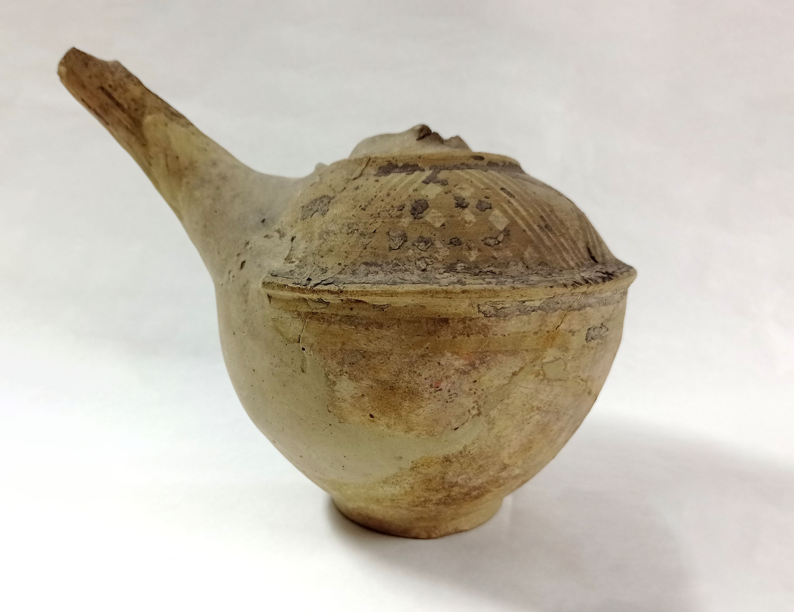 Vase à bec peint