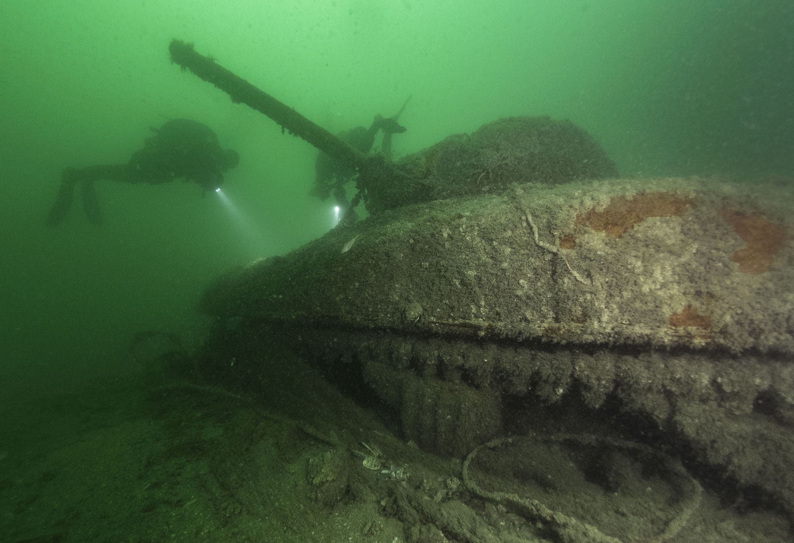 Archéologues observant les vestiges d’un char amphibie perdu au large d’Omaha Beach