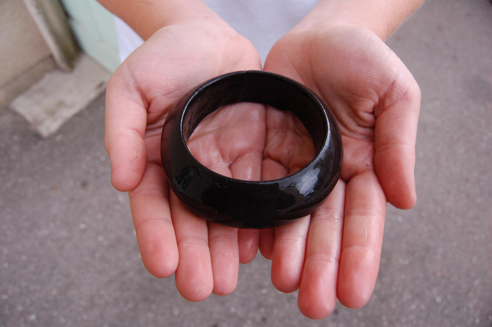 Anneau en roche noire provenant du site d’atelier de sauniers du premier âge du Fer de La Digue à Marsal (Moselle).