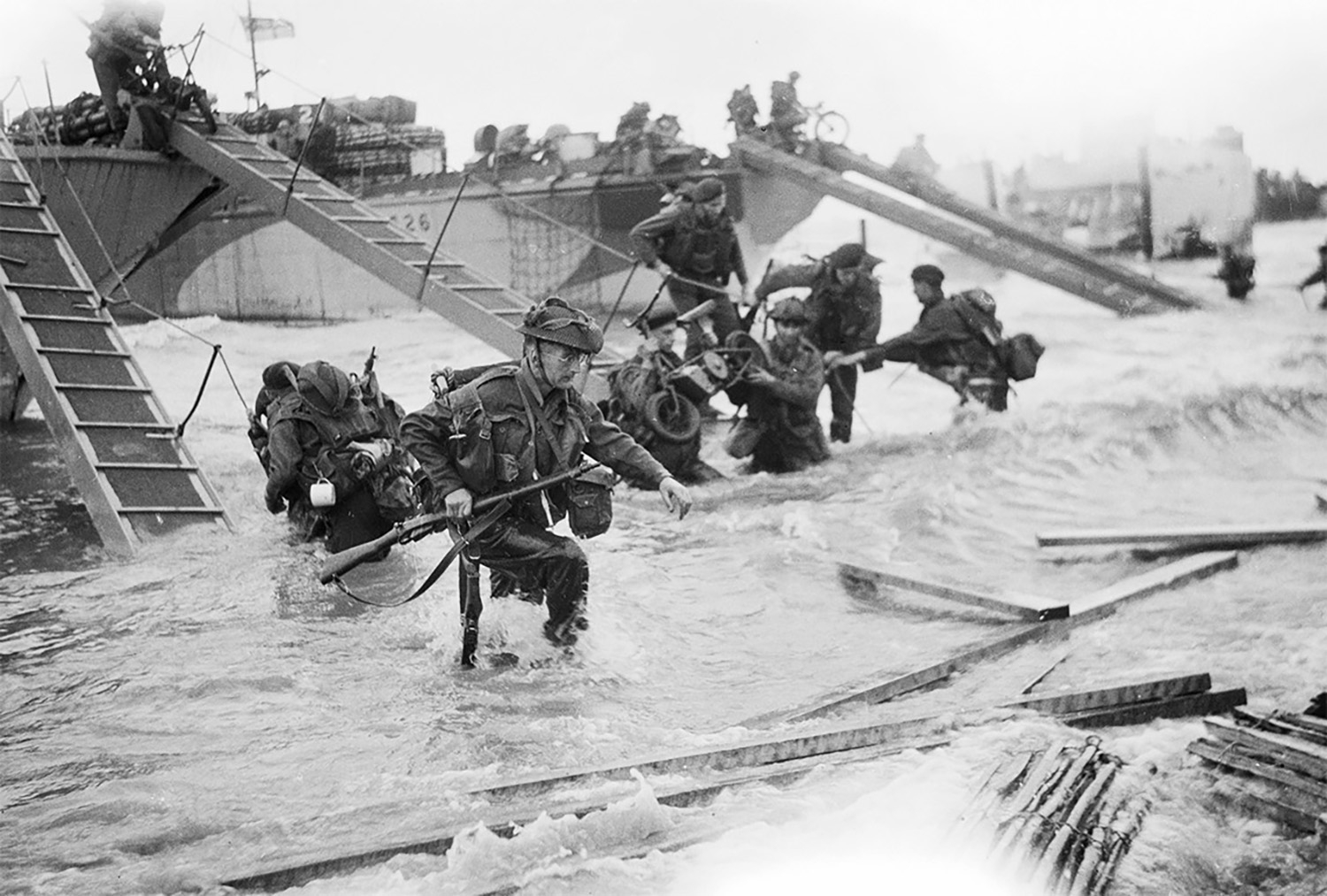 Commando débarquant d’un Landing Craft Infrantry dans la zone de Juno Beach, le 6 juin 1944