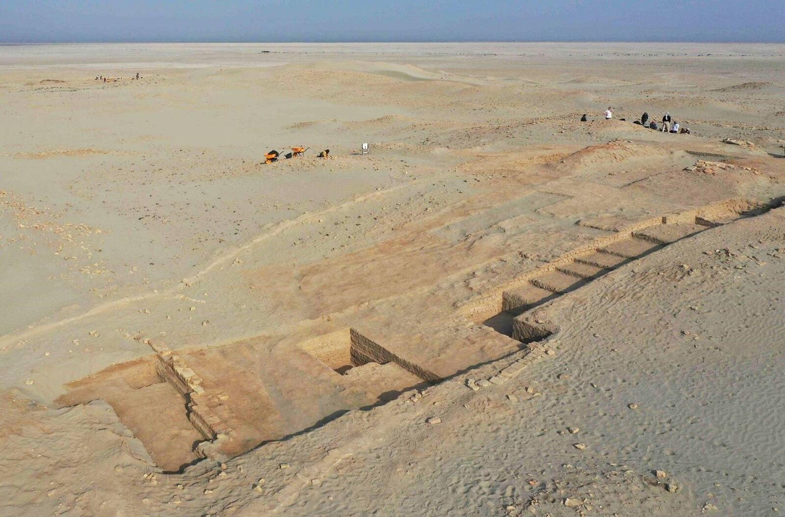 Larsa, vue aérienne, du sud-ouest, de la tranchée en travers de B50, jusqu’à la façade ouest du temple au parement de brique cuite (2021).