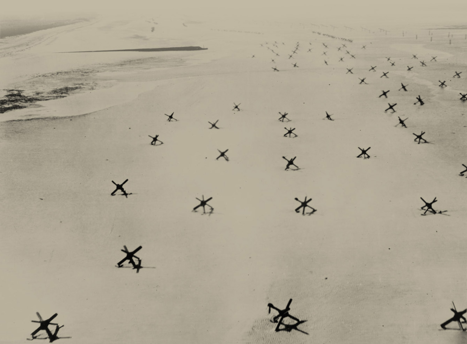 Obstacles sous-marins (hérissons tchèques) sur une plage à marée basse