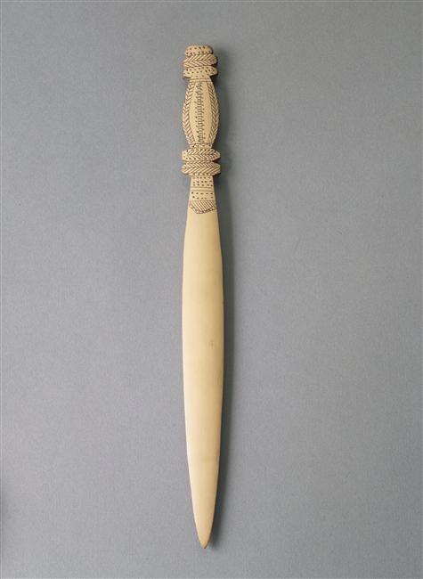 Epingle à cheveux du Pérak (Malaisie), ramenée par Jacques de Morgan et conservée dans la salle d'archéologie comparée du musée d'Archéologie nationale. MAN 60688.