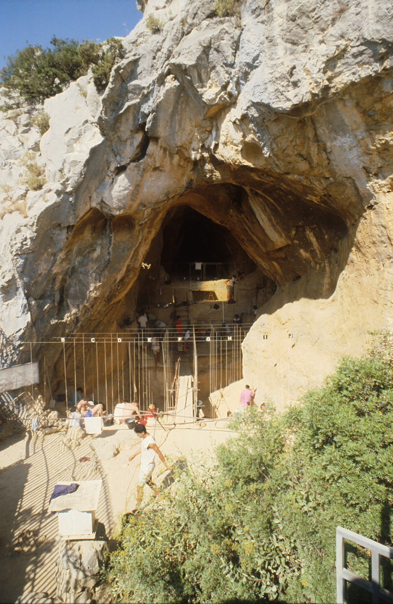 La Caune de l’Arago en 1990, vue depuis la porte d’entrée. 