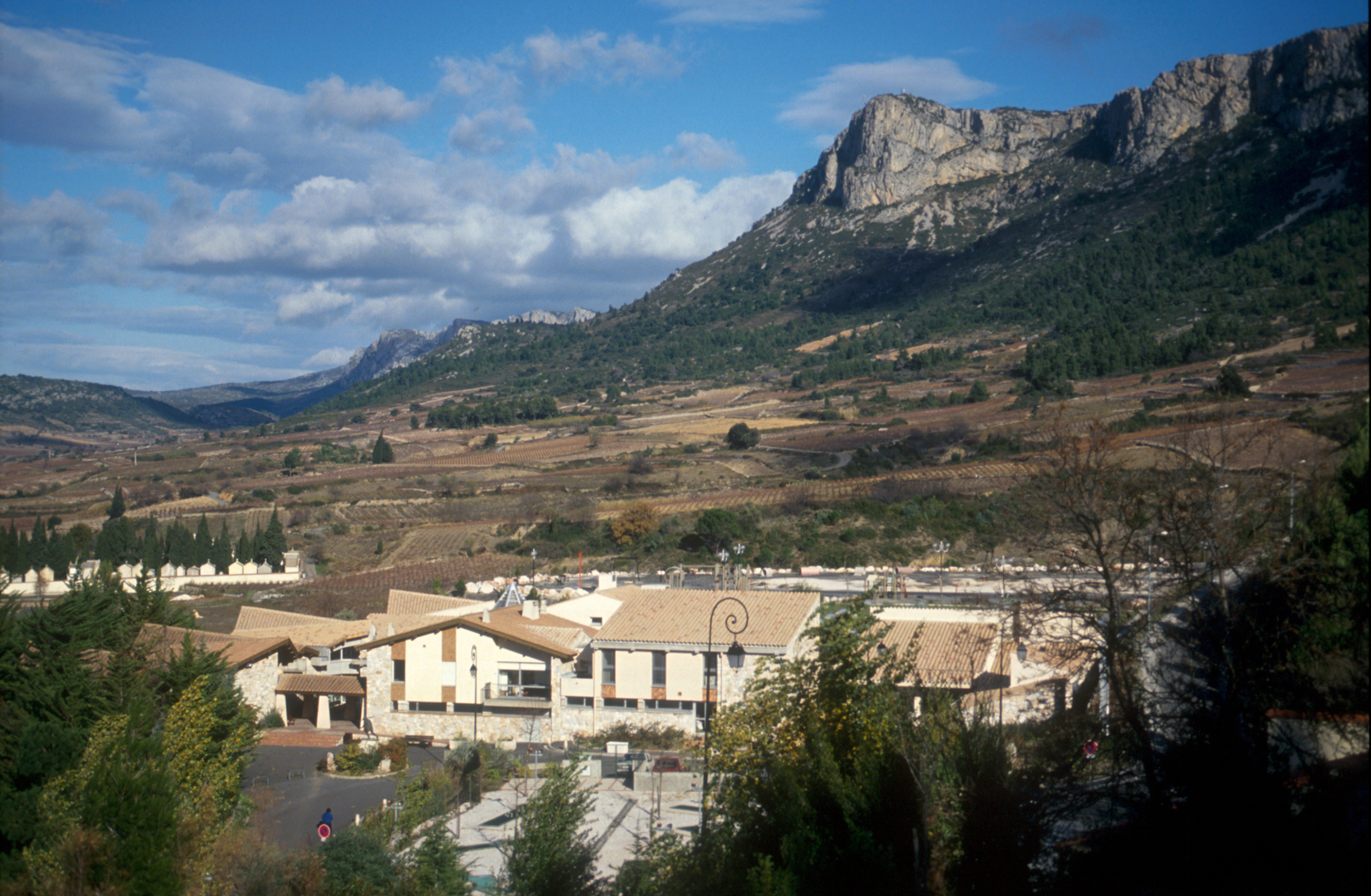 Vue générale du Musée de Préhistoire de Tautavel avec les nouveaux bâtiments. 